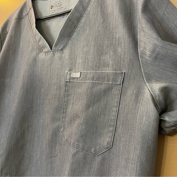 Figs Men's Gray V-Neck Scrub shirt - Picture 4 of 7